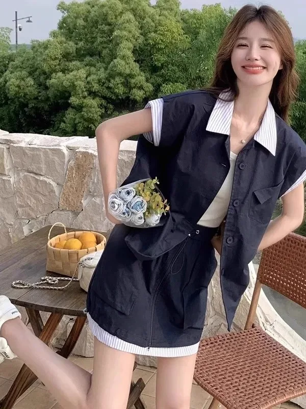 

Комплект: Женский топ с воротником, в полоску, с цветными блоками и вставками, плюс юбка А-силуэта. Летний модный наряд больших размеров.