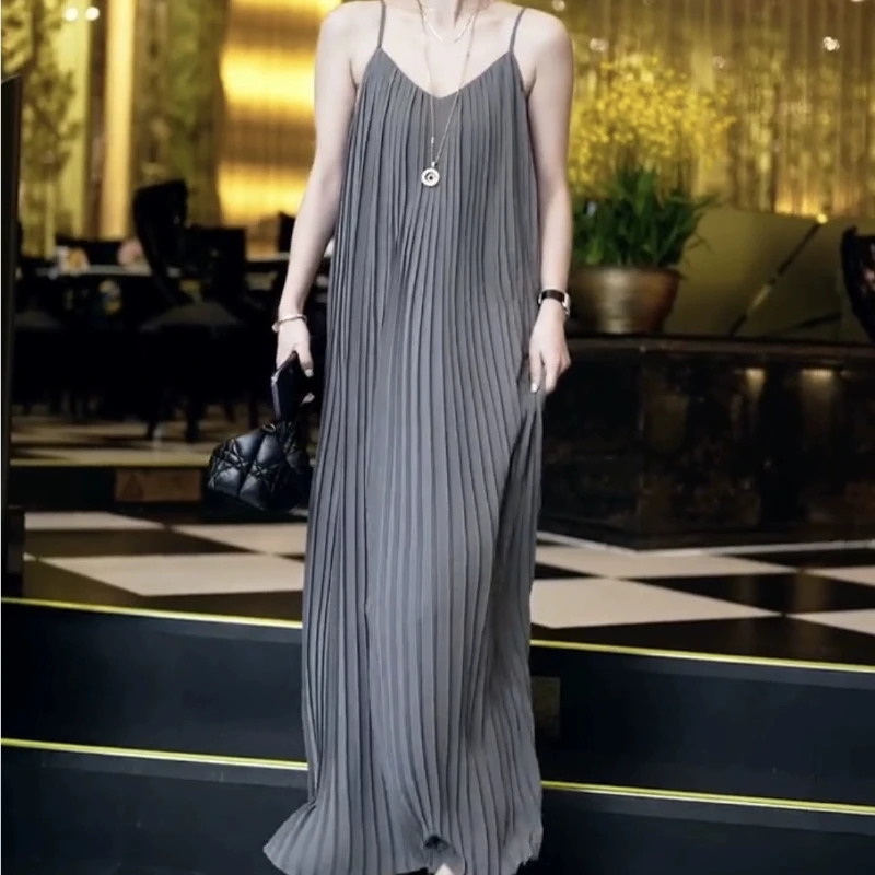 

European Version of Summer New Pleated Camisole Long Dress with Sleeveless Pleats, Elegant and Fashionable Lining Dress