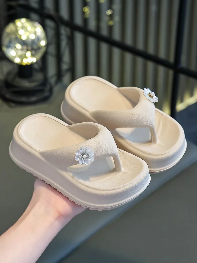 Neue Plateau-Flip-Flops für Damen im Sommer, Größe erhöhen 2025, neue Strandhausschuhe am Meer