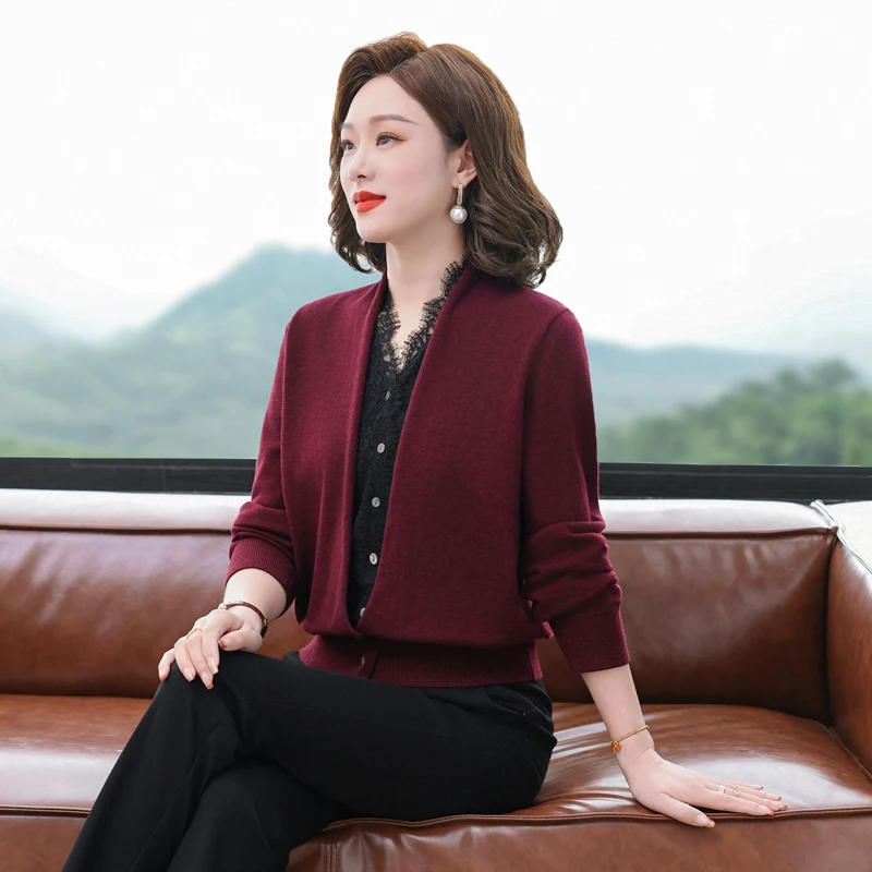 

Вязаный свитер-базовый слой для женщин среднего возраста: осенняя модная повседневная одежда с V-образным вырезом и пуговицами, смесь полиэстера