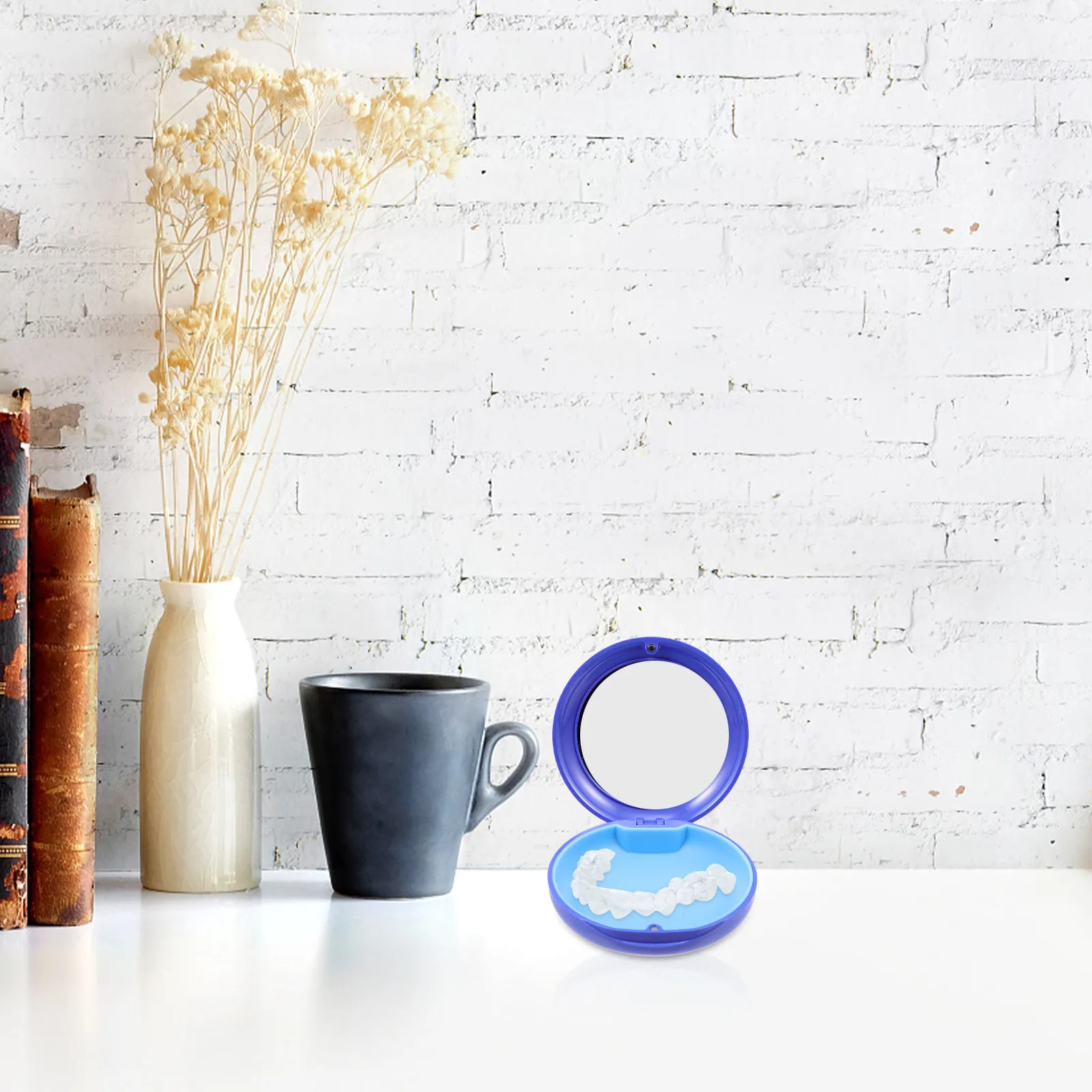 

Премиальный портативный футляр для ортодонтических аппаратов и зубных протезов: легкий, устойчивый к царапинам, с гладкой поверхностью