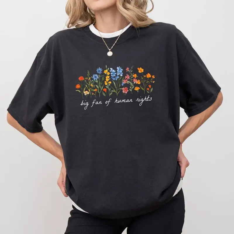 

Big Fan of Human Rights T-shirt Floral Print Graphic Tee Vintage Casual Short Sleeve Top Feminist Activist Gift for Women
