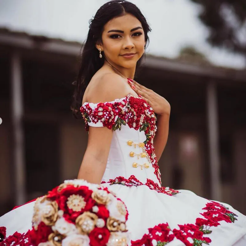 Элегантные красно-белые платья Quinceanera 2022 Charro мексиканское платье с открытыми плечами рюши со стразами и бусинами Sweet 15, корсет