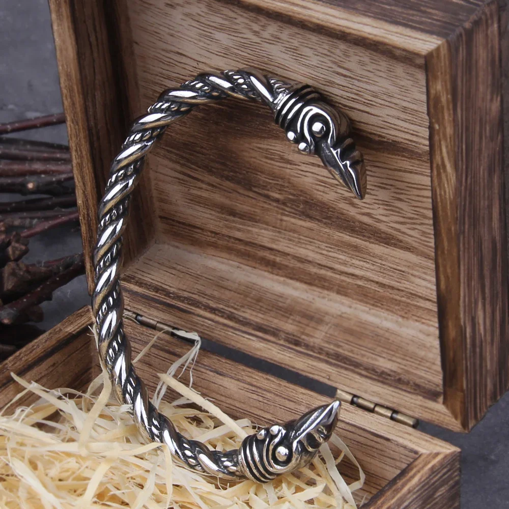 Wikinger Odin's Rabenkopf-Armband aus Edelstahl, gedrehtes, offenes Armband, nordische Mythologie, Amulett-Armband für Männer mit Holzbox