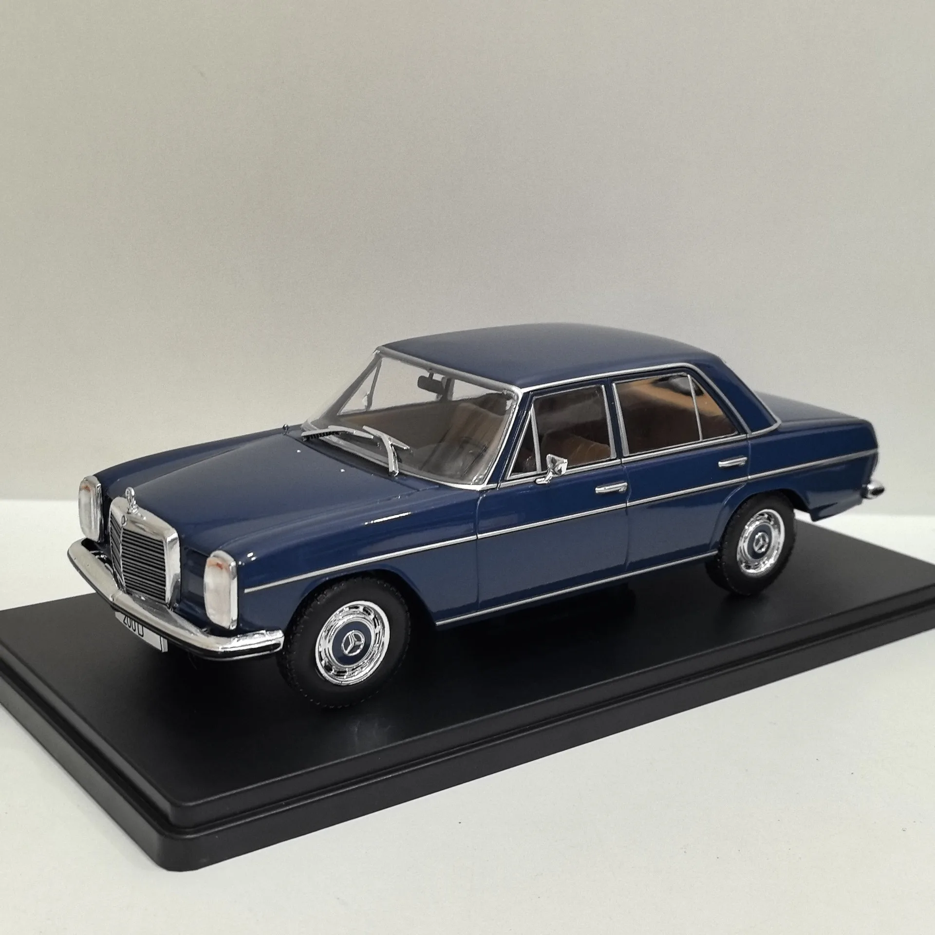 Diecast WHITEBOX 1/24 Scale BENZ W115 200D K4 Alloy Car Model view 3