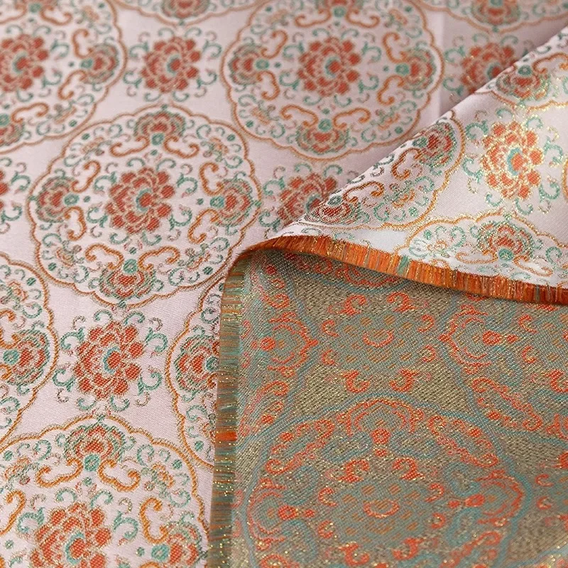 Gęsta tkanina żakardowa o gładkim wykończeniu, wysokiej jakości materiał idealny do modnych marynark, sukienek, luksusowej dekoracji wnętrz, odzieży i sukienek.