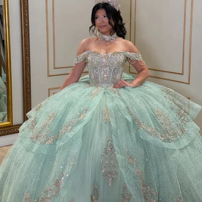 Robe Quinceanera vert clair, épaules dénudées, dentelle superposée, décalcomanies à paillettes, longue queue, nœud, robes de 15 Quinceanera ﻿ Personnaliser