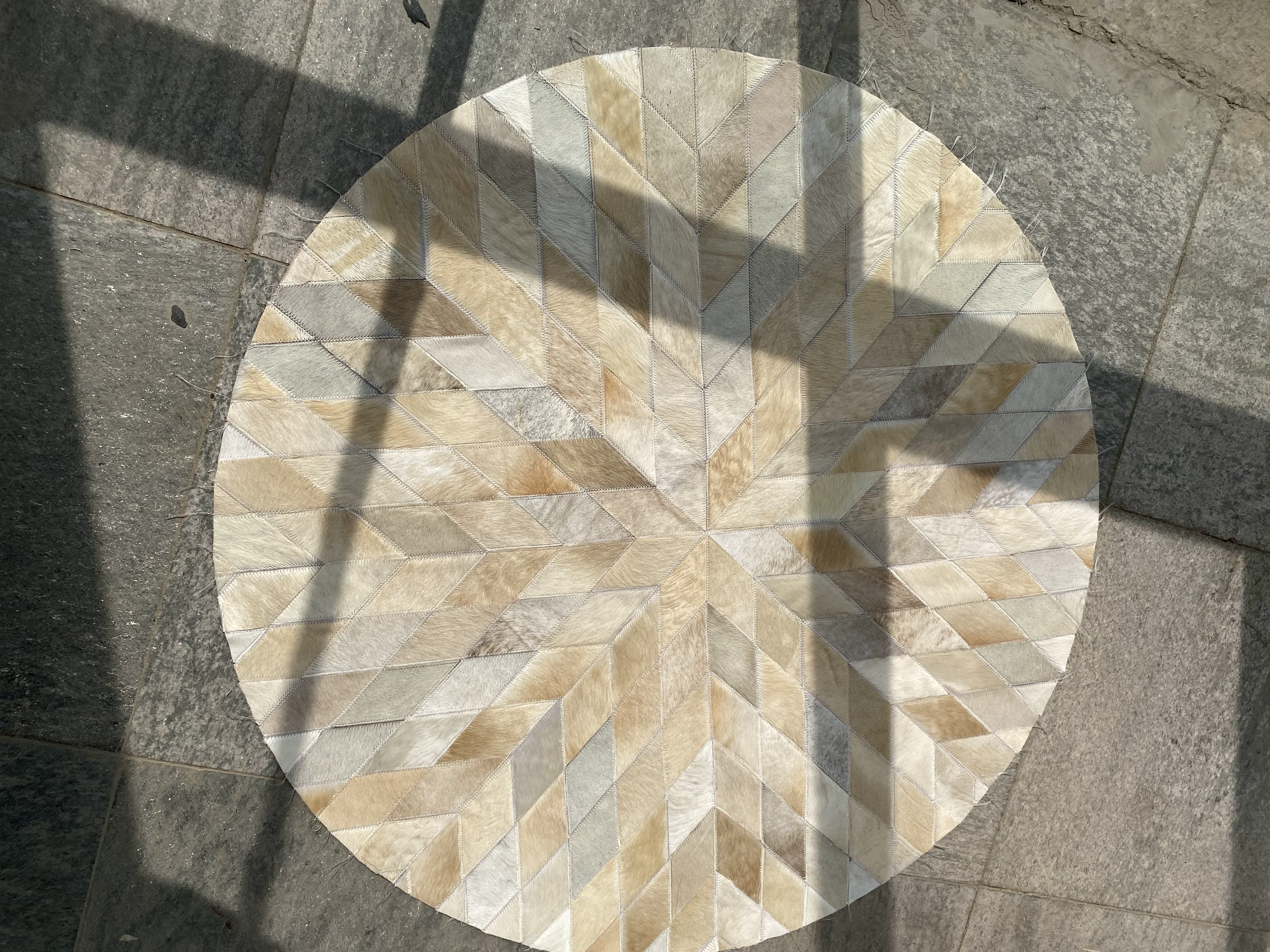 Tapis en cuir de vachette à carreaux naturels beige et patchwork noir et blanc