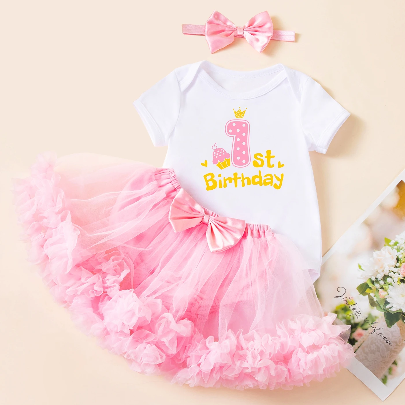 

Комплект для девочки на 1-й день рождения: боди, юбка-пачка из фатина, повязка на голову. Летний костюм принцессы для вечеринки. Наряды-пачки для малышей.