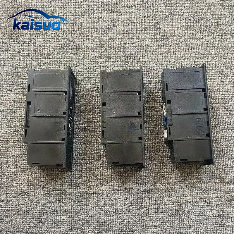 For Mercedes-Benz C-Class / E-Class / GLC-Class / W253 / W205 / W213: USB ports support CarPlay function A2138200400
