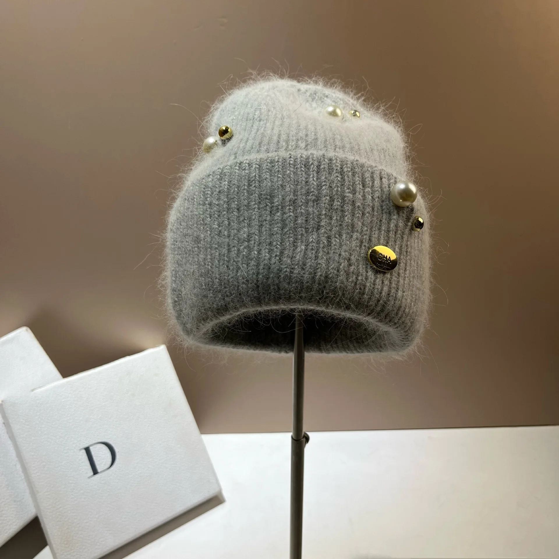 Designer Pearls Brooch Knitted Hat Women Luxury Metal Logo Wool Skullies Beanies Real Rabbit Fur Lady Warm Walking Bonnet Beanie