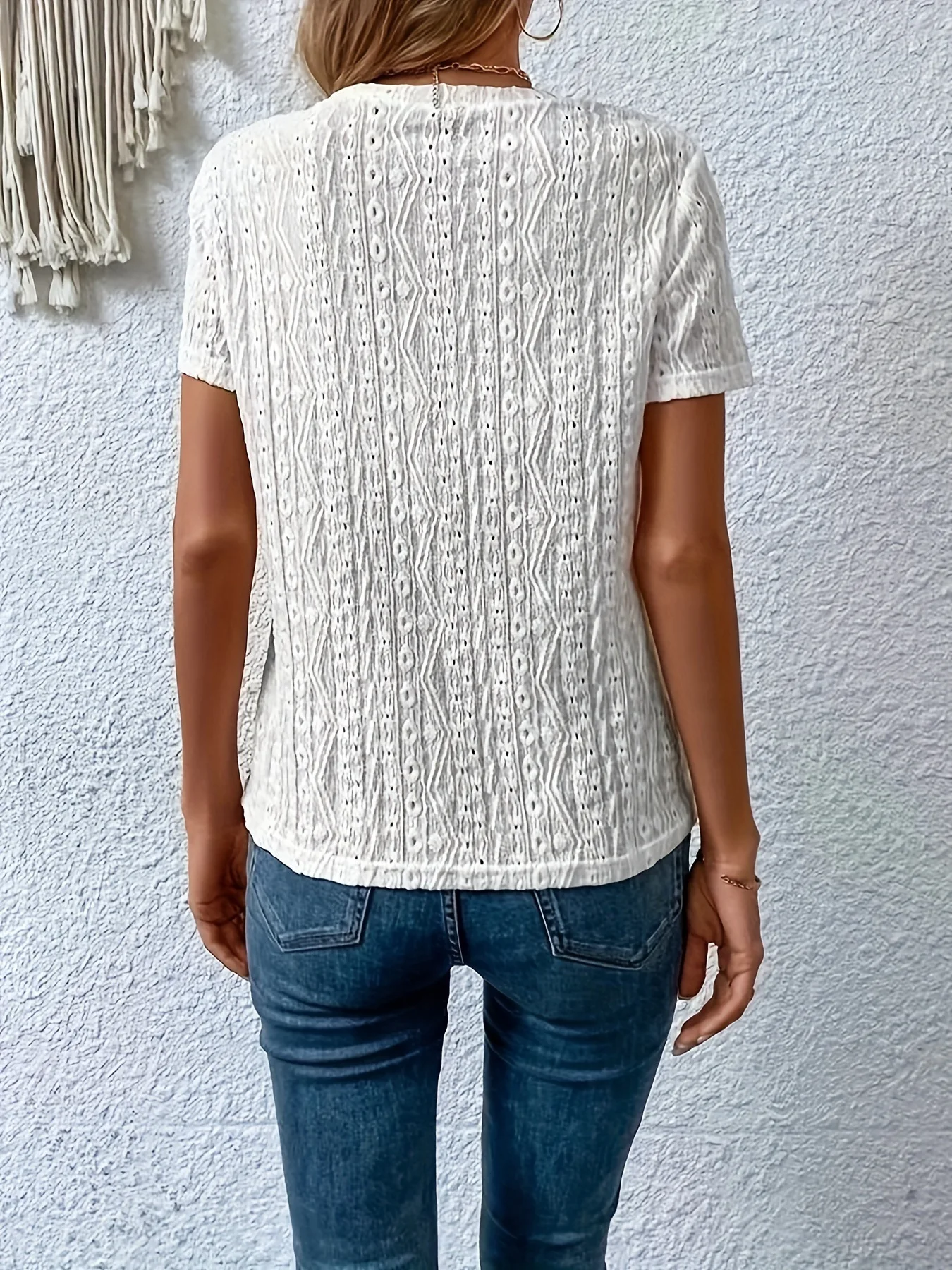 Damen Casual Elegantes Ausgehöhltes Jacquard-T-Shirt mit Rundhalsausschnitt und Kurzen Ärmeln für Frühling und Sommer – Detail 3