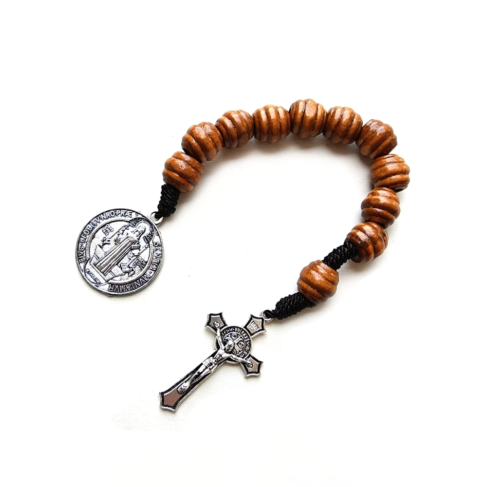 Chaîne de Clés Chapelet de Poche à une Décade en Perles de Bois Marron avec Croix et Médaille Saint Benoît - Accessoire de Bijouterie Religieuse