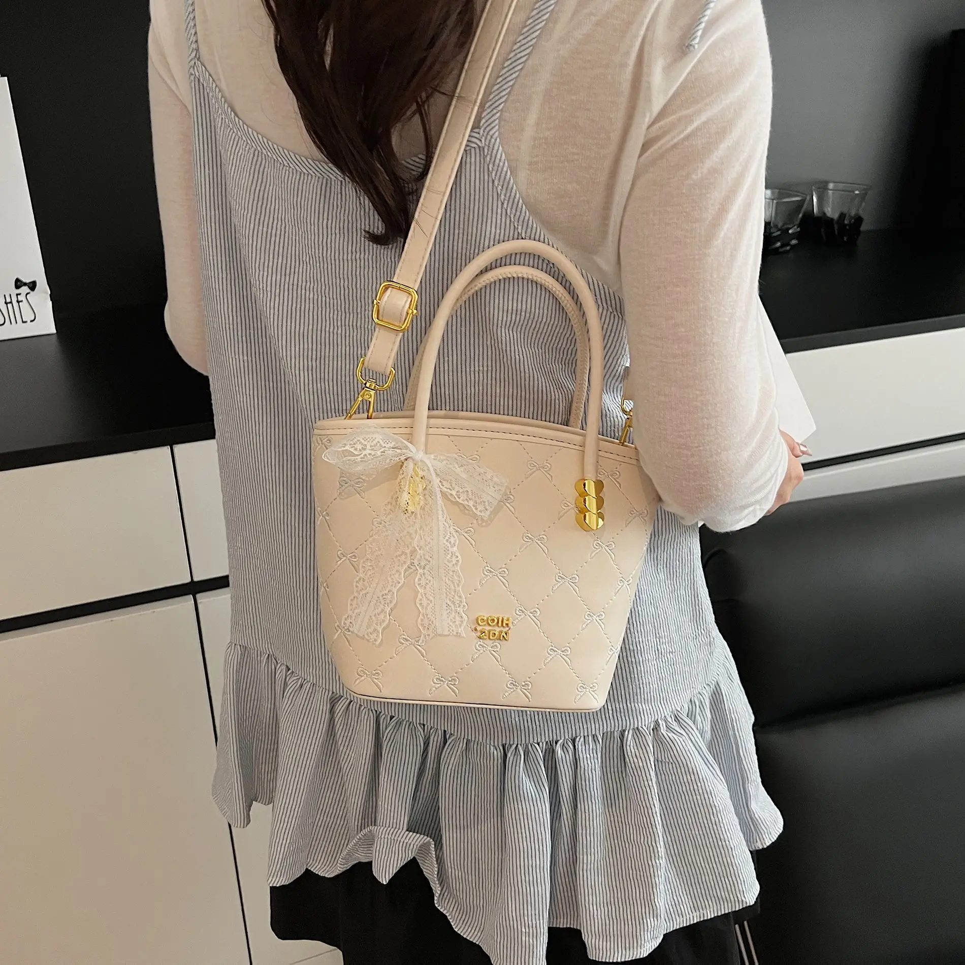 

2025 new niche bow embroidered vegetable basket bag versatile commuter large capacity shoulder messenger bag