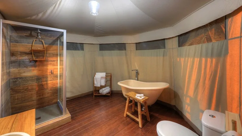 خيمة خارجية فاخرة بغرفتين وغرفة معيشة واحدة، خيمة Super Family Glamping، منتجع سفاري، خيمة فندقية مخصصة