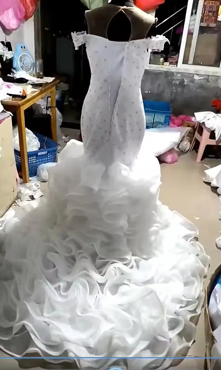 Maßgeschneidertes afrikanisches Meerjungfrau-Hochzeitskleid in Übergröße, luxuriöses glitzerndes Kristall-Strassstein-Perlen-Spitze-Rüschen-Schleppe, schwarzes Mädchen-Brautkleid