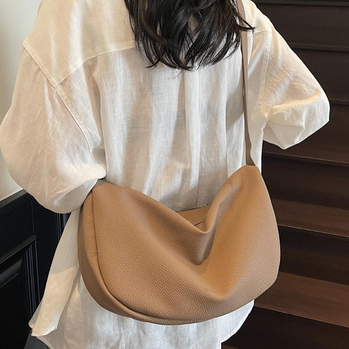 

Большая женская сумка из мягкой кожи, новинка 2025 года, повседневная простая сумка для пельменей, корейская версия, универсальная сумка-мессенджер с текстурой