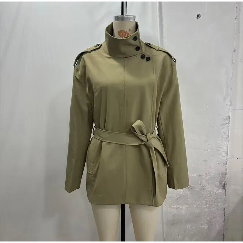 Schulter-Epauletten Langarm-Damen-Windbreaker mit schrägen Knöpfen, Stehkragen, Taillengürtel, für den urbanen Pendelverkehr – Detail 2