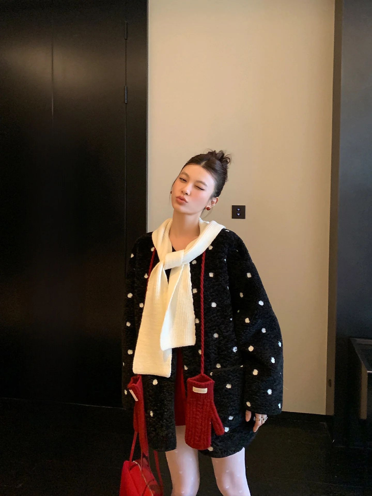 

LIONE Fashionable Black Polka Dot Eco-Friendly Plush Fur Coat Women's Stylish Coat round Neck Long Sleeve Loose Fit Daily Wear