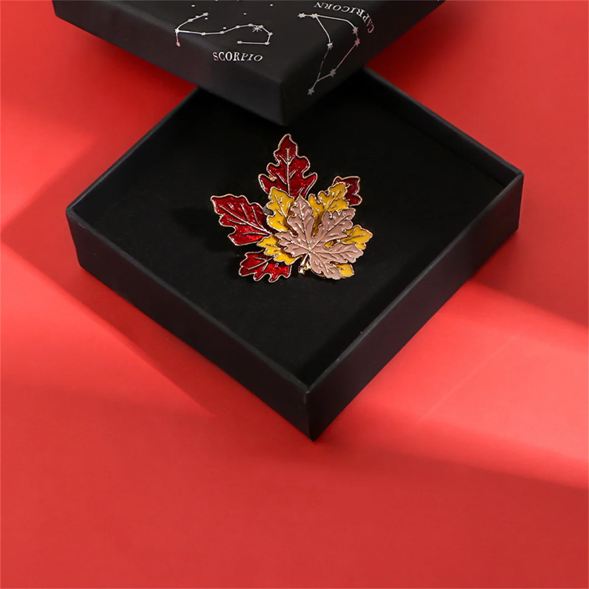 Rinhoo Vintage Colorful Enamel Maple Leaf Brooches Pins For Women Fashion Metal Leaves Backpack Badge Plant Corsage Jewelry Gift