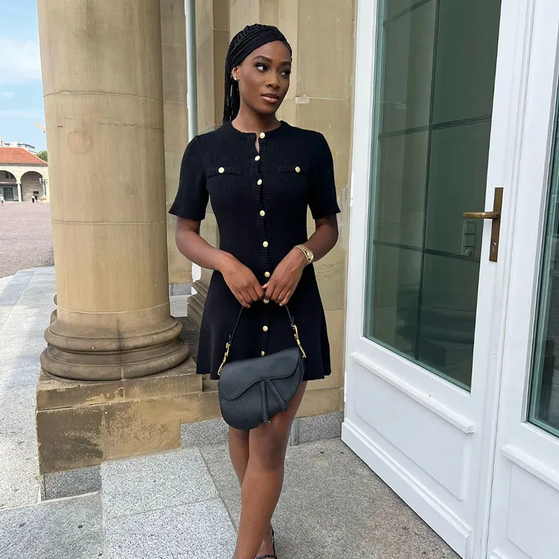 2025 Abito estivo in maglione a maniche corte da donna Elegante bottoni in metallo Colletto tondo Abito corto Abiti aderenti in maglia a vita alta sottile