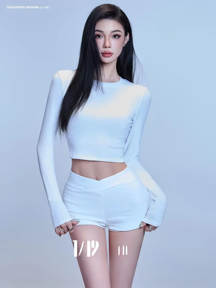 

2026 New Studio High-End Minimalist Style Sexy Portrait Personal Art Photo Clothing Cool Tone Simple Design Women's Fashion