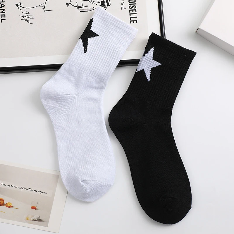 Atmungsaktive Sportsocken Fünfzackiges Sternmuster Schwarz Weiß Männer Frauen Persönlichkeit Einfache Komfort Crew Socken Street Style