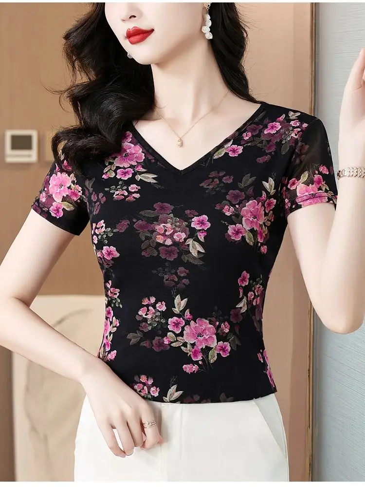 

Женская футболка с модным принтом в виде цветов, сетчатая, летняя новинка 2026, нежная, с V-образным вырезом, коротким рукавом, базовая, приталенная