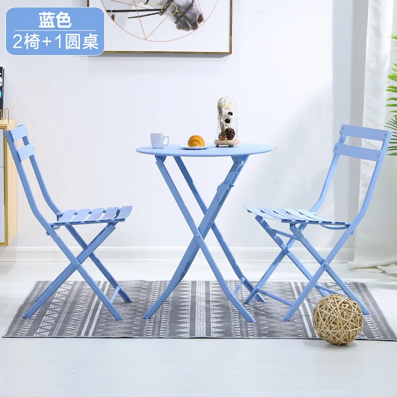 Mesas e cadeiras dobráveis simples