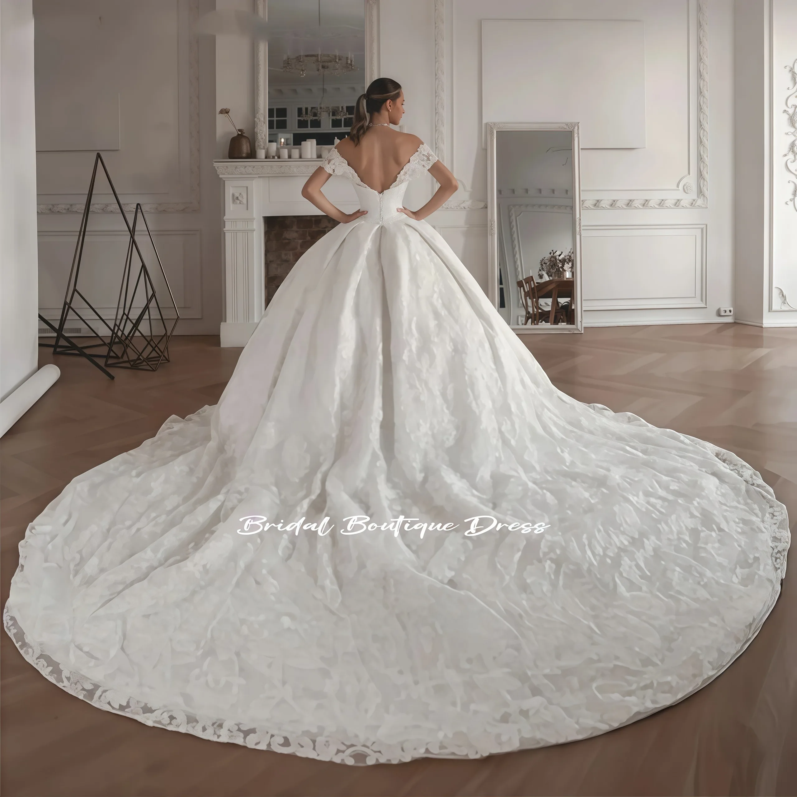 Abiti da sposa squisiti personalizzati con applicazioni in pizzo e spalle scoperte Abiti da sposa con paillettes con strascico da cattedrale