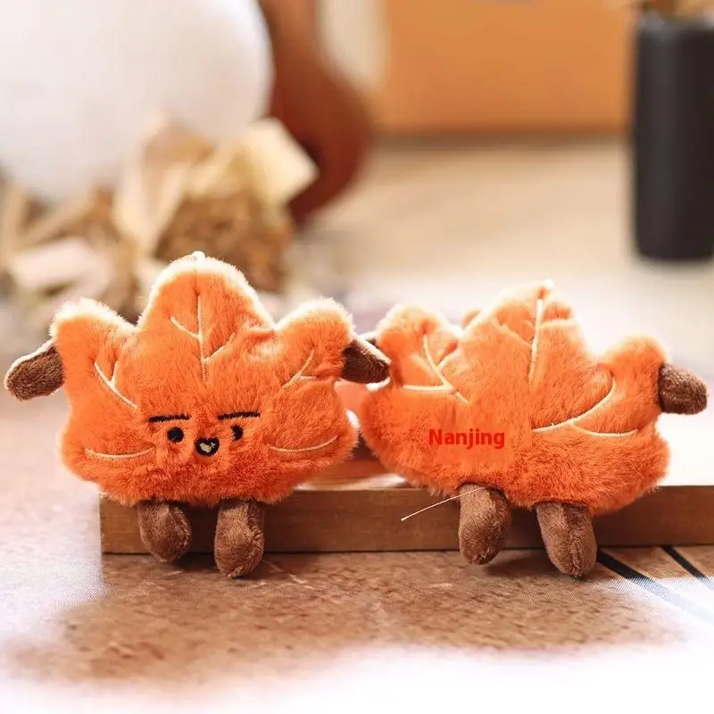 1 pz divertente e carino piccola foglia d'acero portachiavi in peluche coppia zaino pendente finta foglia decorazione bambola regalo