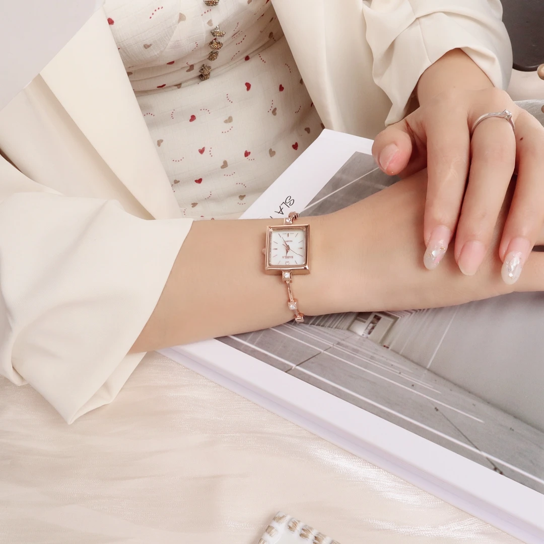 ساعة نسائية أصلية فاخرة على شكل سوار أخضر صغير مكعب السكر ضوء فاخر موضة ساعة نسائية هدية نسائية فاخرة