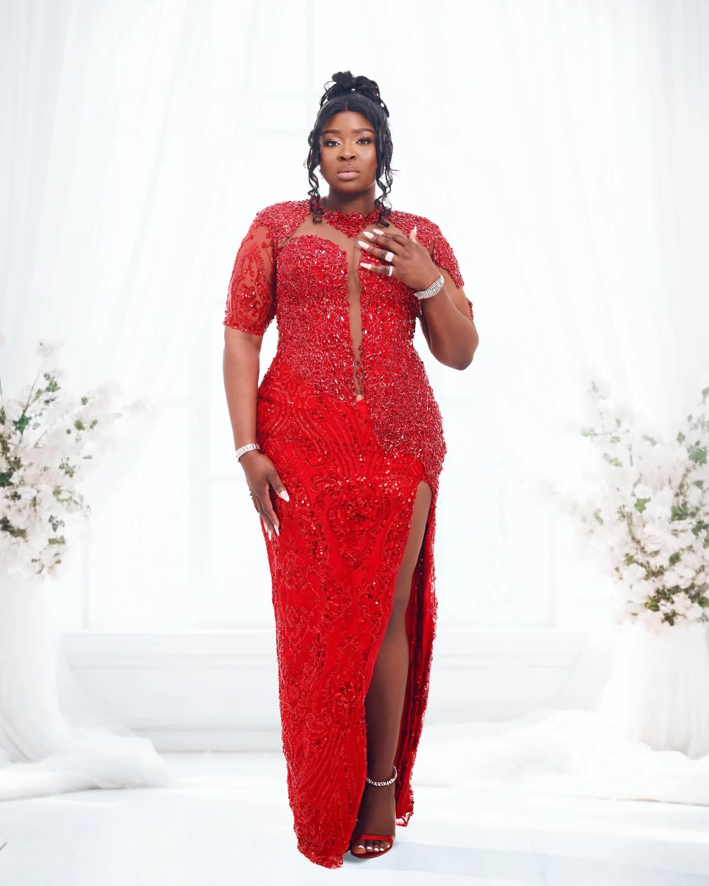 Bainha vermelha 2026 vestidos de baile cristais frisados alta divisão lantejoulas noite formal festa aniversário vestidos zj2644