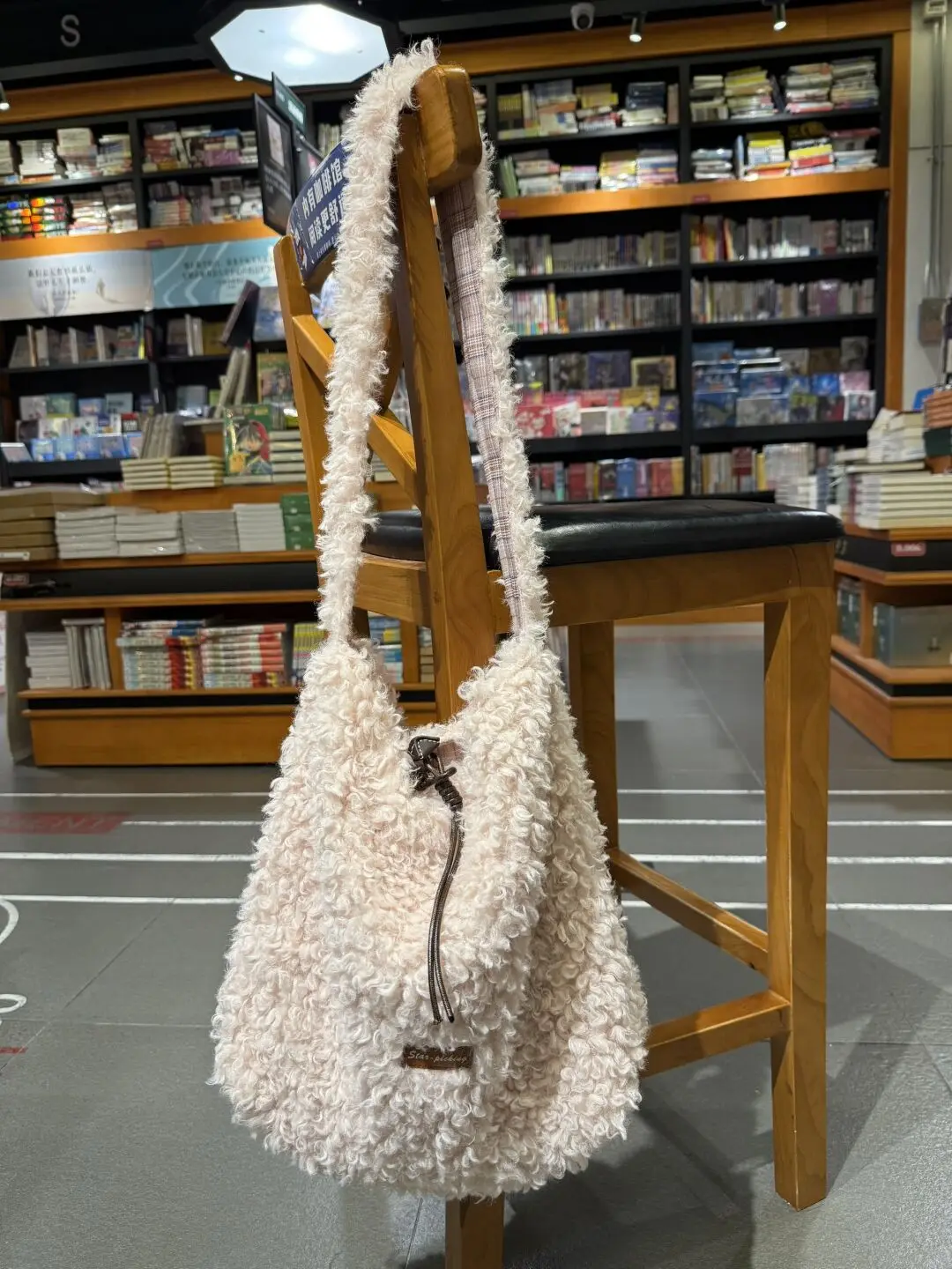 

Большая сумка-мешок Capaci из овечьего меха, пригородная сумка через плечо, повседневная простая женская сумка с мягкой ручкой, зимняя модная тенденция