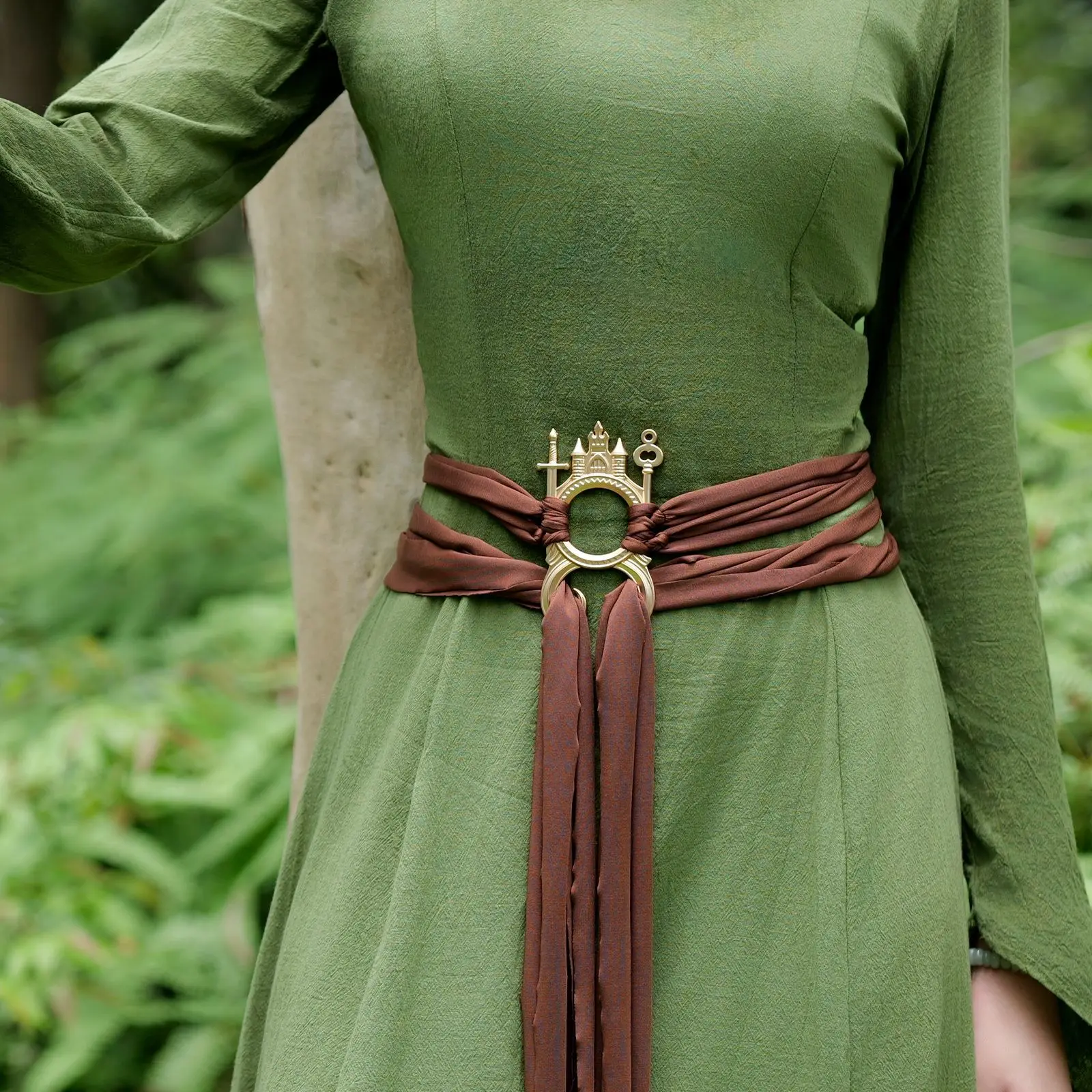 

Metal fastening waistband women's modern and ancient-style dress with medieval forest-style decorative belt at the waist