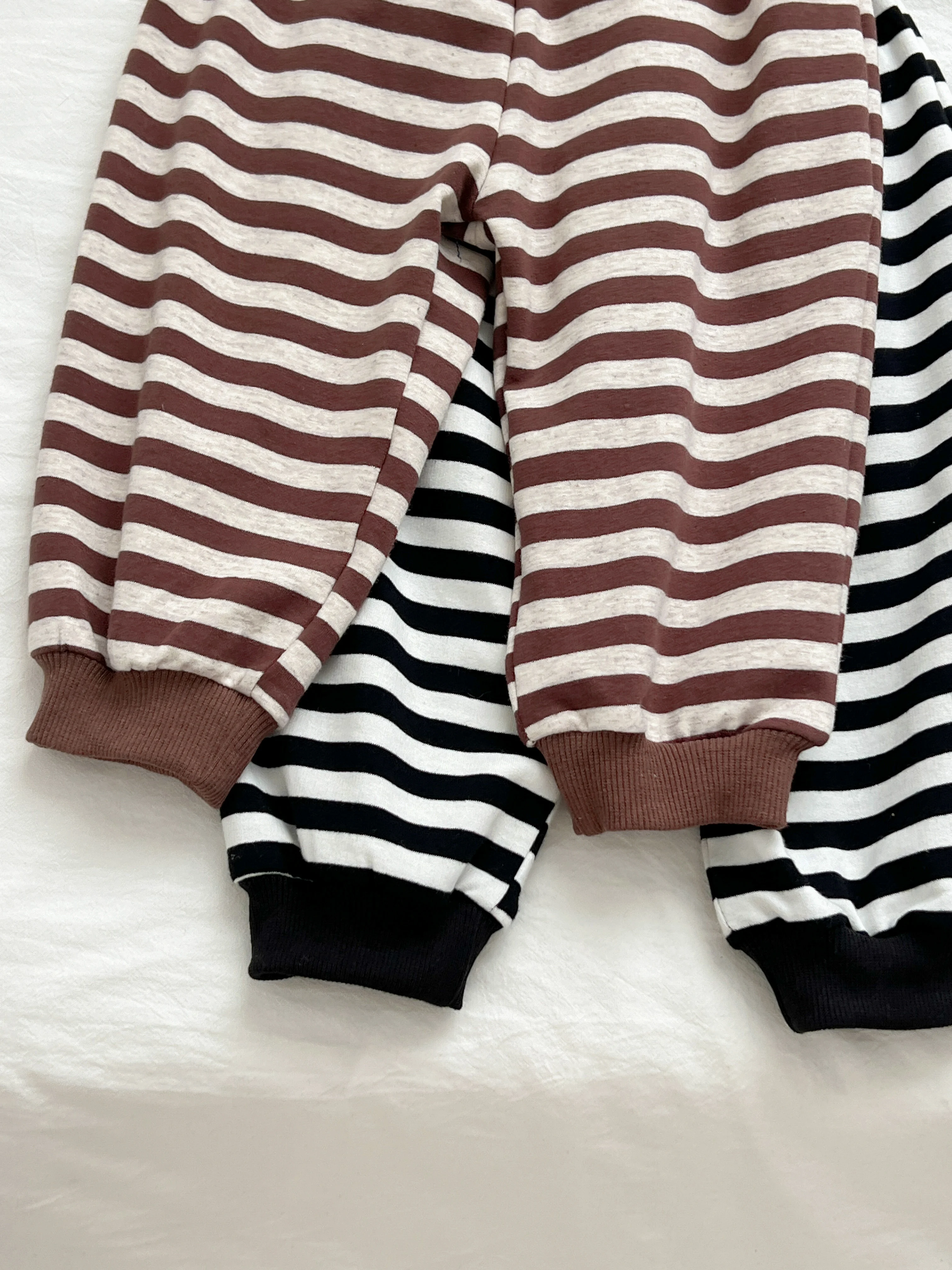 Frühlings- und Herbst-Neuheit: Bären-Kinder-Sweatshirt Zweiteiler, Gestreiftes Jungen-Outfit im koreanischen Stil – Detail 9