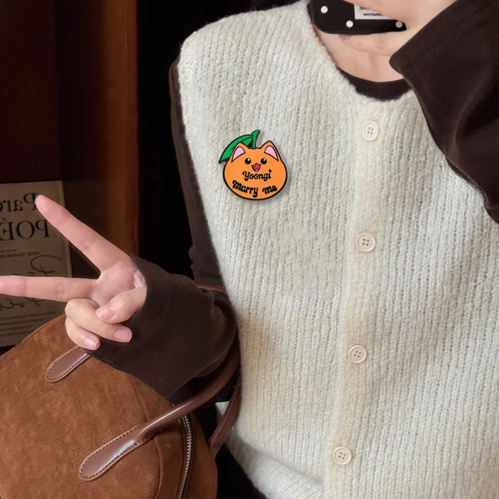 Niedliche orangefarbene Katze Yoongi „Heirate mich“ Emaille-Pin Kpop-Merchandise Fangeschenk Brosche für Rucksack Kleidung Konzert Fanmeet Accessoire – Detail 6