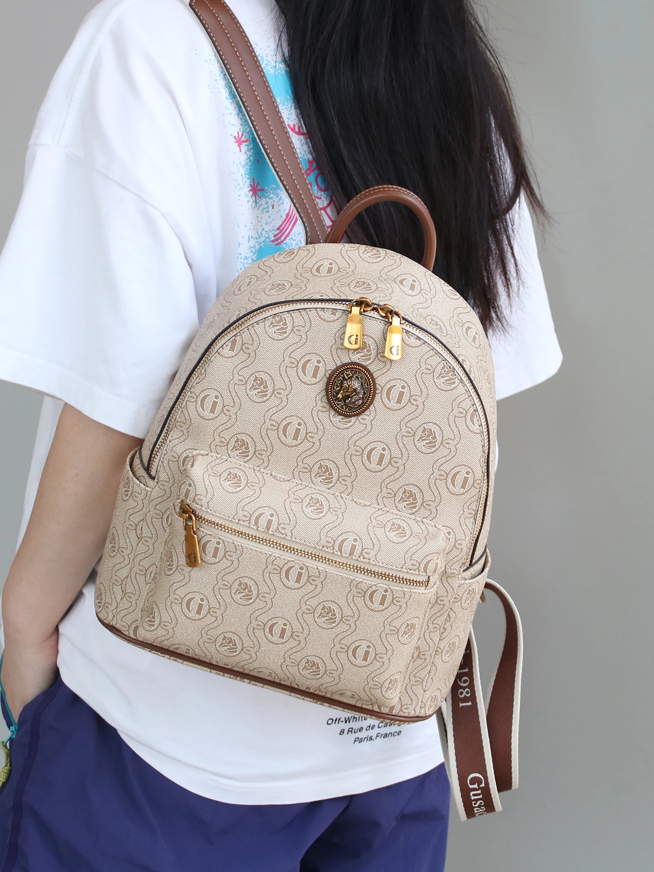 

Модный новый женский модный рюкзак 2025 года, расширенный рюкзак из мягкой кожи с нишевым дизайном, рюкзак с буквенным принтом, большой вместительный дорожный рюкзак