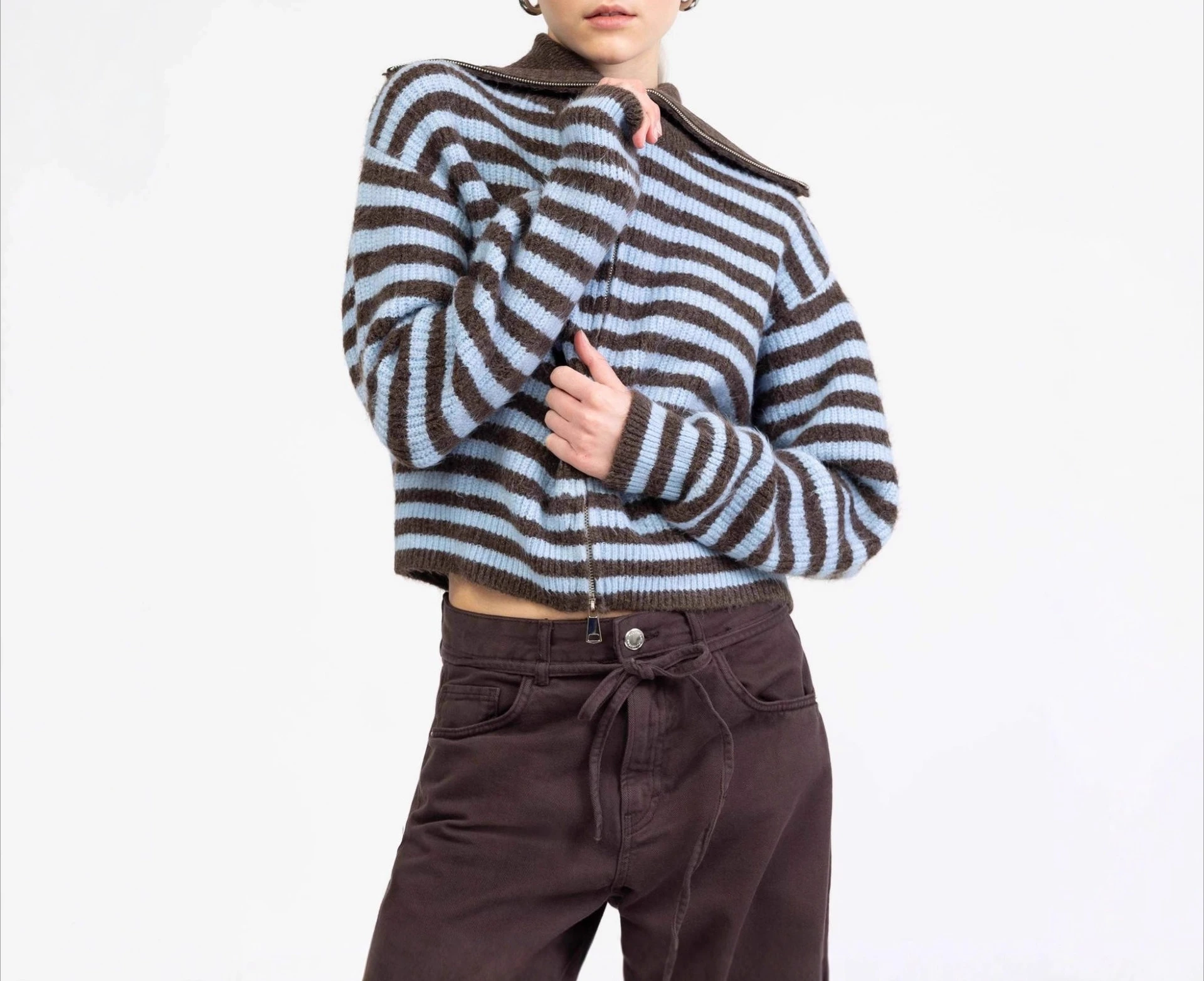 Nowy sweter rozpinany na zamek w stylu europejskim i amerykańskim z dużym kołnierzem, dzianinowa kurtka.