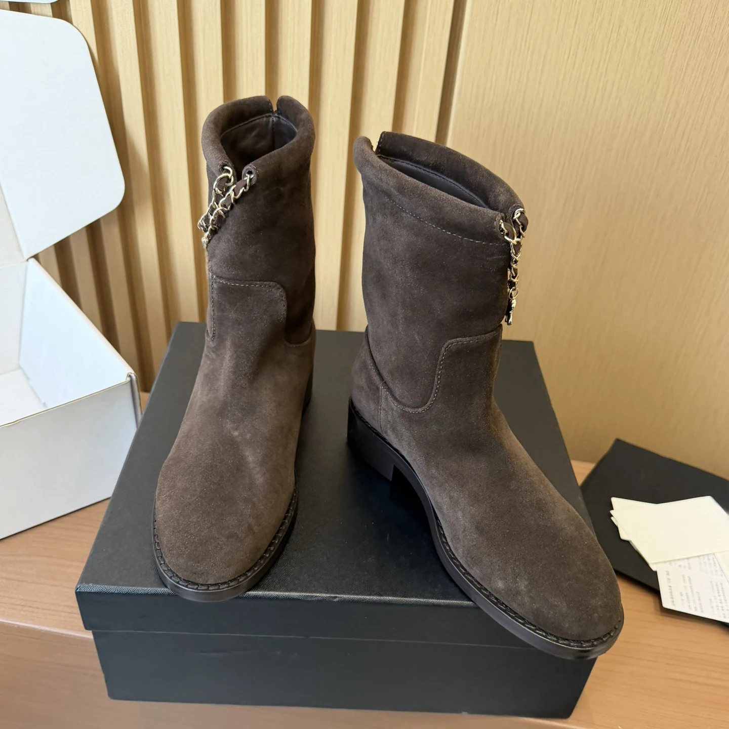 

Новая горячая распродажа, женские ботильоны на толстом каблуке, женские телячьи сапоги с украшением в виде цепочки, четырехлистный клевер, металлический орнамент, размер 35-40