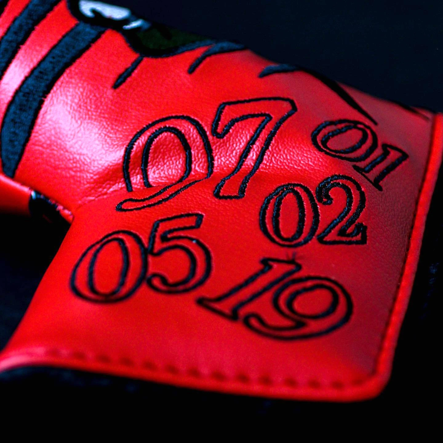 غطاء رأس مضرب الجولف مع إغلاق مغناطيسي جلدي مقاوم للماء مربع الزاوية اليمنى غطاء رأس مضرب نمط أحمر #2