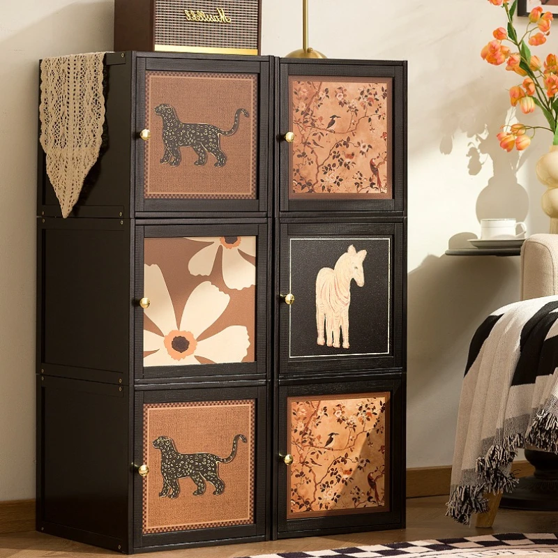 

Многофункциональный комод, шкаф для хранения вещей в спальне, небольшой напольный шкафчик у стены, и прикроватный шкафчик для хранения.