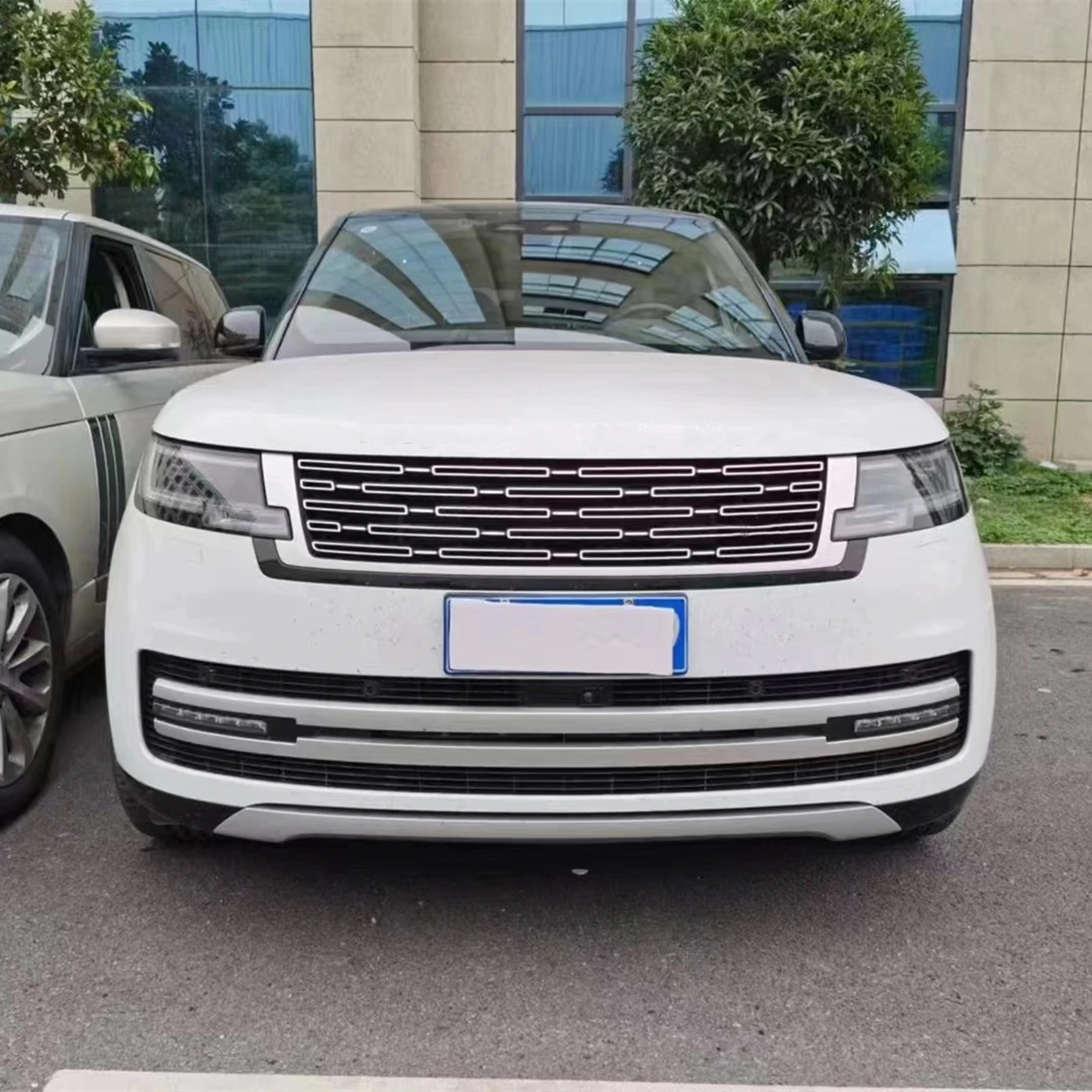 

Front Grille Grill For Land Rover Range Rover Vogue L405 2023 2024 LRV-08711 Silver Car Upper Bumper Intake Hood Cover Mesh Grid