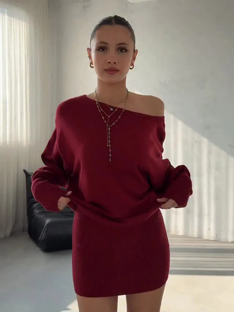 فستان قصير محبوك أحمر غير رسمي للنساء موضة بدون حمالات عاري الكتفين عالي الخصر فساتين قصيرة ضيقة 2025 فساتين عطلة للسيدات في الشارع