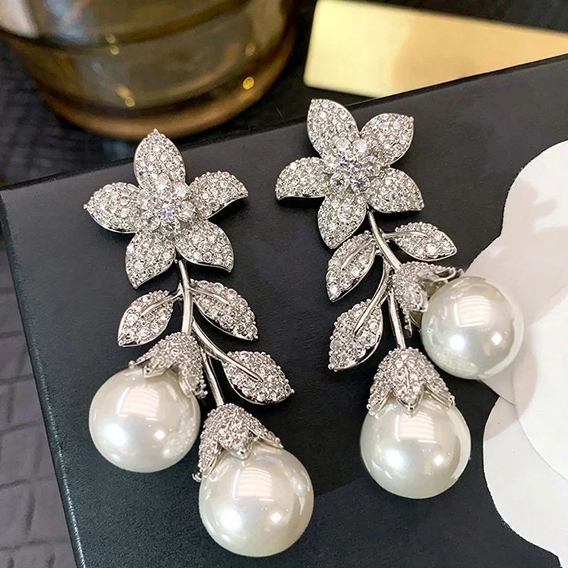 Huitan Ästhetische Blumen-Blatt-Ohrhänger für Damen, Elegante Hochzeits-Imitationsperlen-Verlobungs-Ohrringe mit Glänzenden CZ-Steinen, Edler Schmuck als Geschenk – Detail 4
