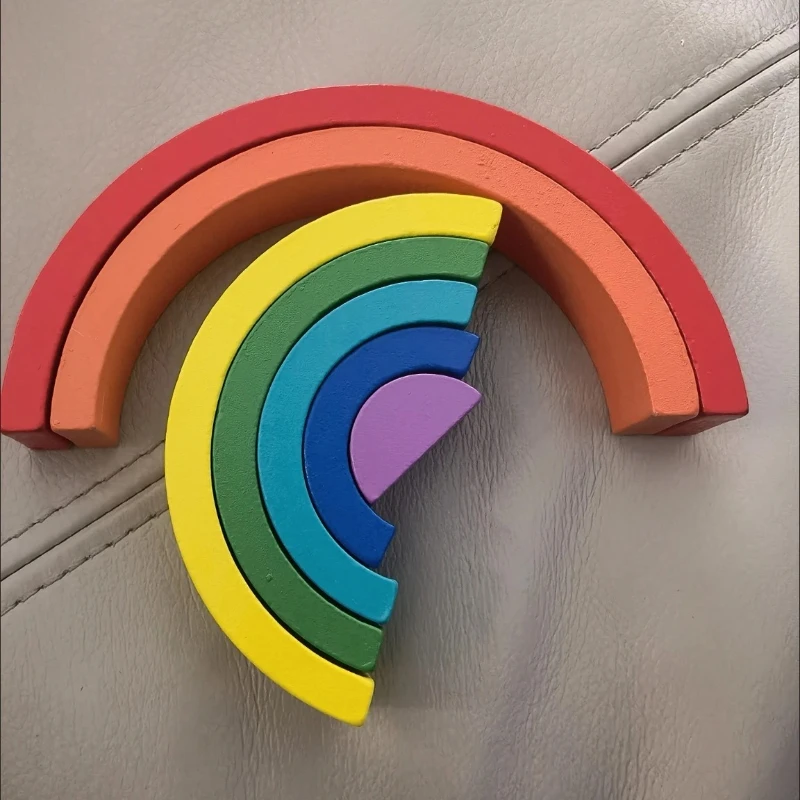 Blocchi arcobaleno in legno: giocattolo da costruzione aperto. Sviluppo creativo ispirato al Montessori per bambini dai 3 anni in su