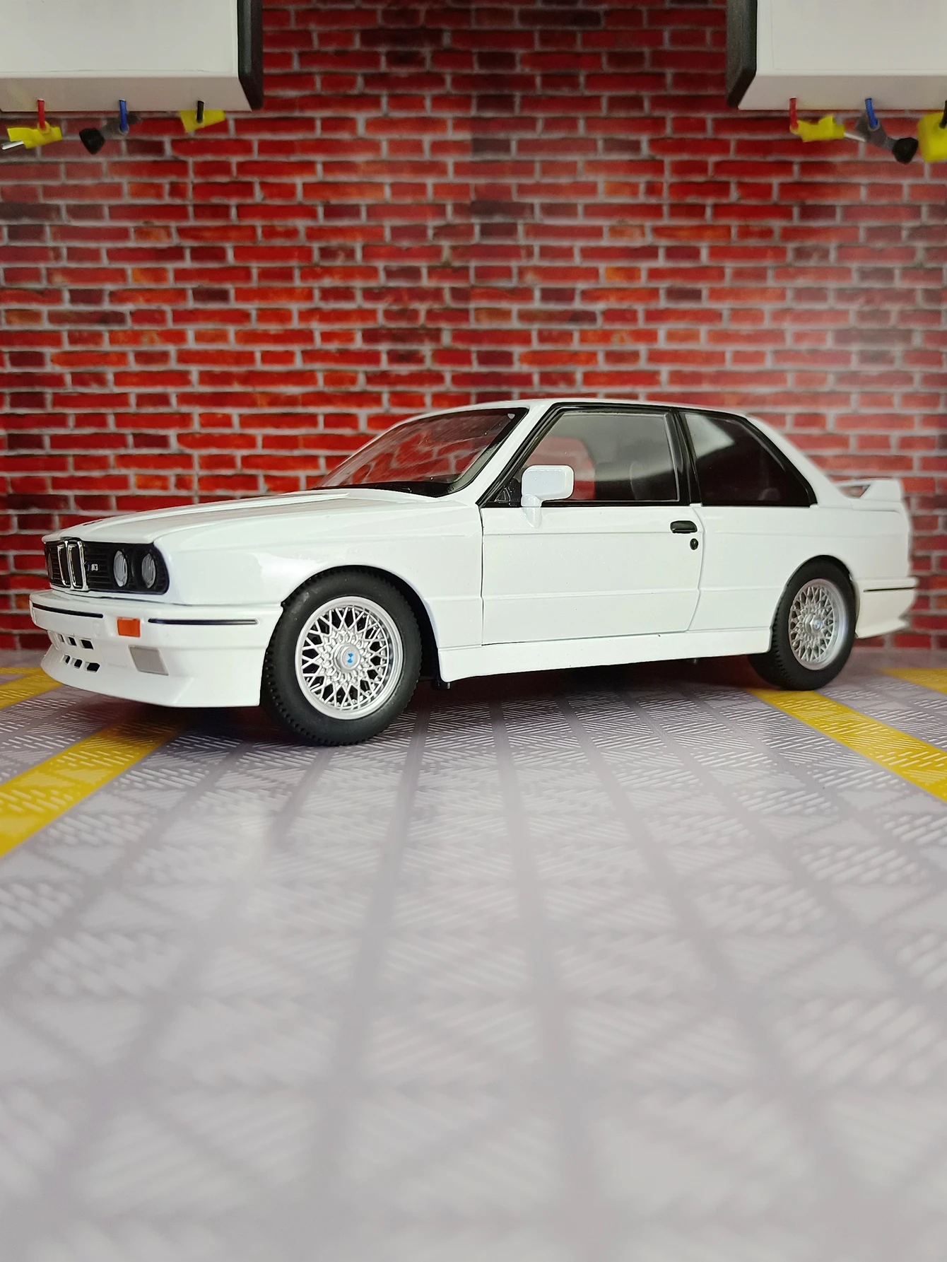 1:24 simulation BMW M3 alloy car model doors and the front hood and trunk door can be opened  Sound and light feedback car