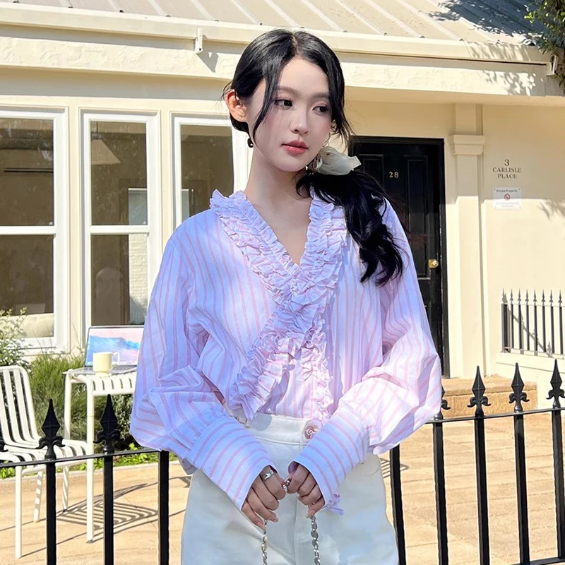 قميص نسائي جديد أنيق فضفاض بأكمام طويلة ومخطط بتصميم متقاطع وحواف مزينة بالزهور، أزياء نسائية عصرية للعمل مصنوعة من ألياف الب...