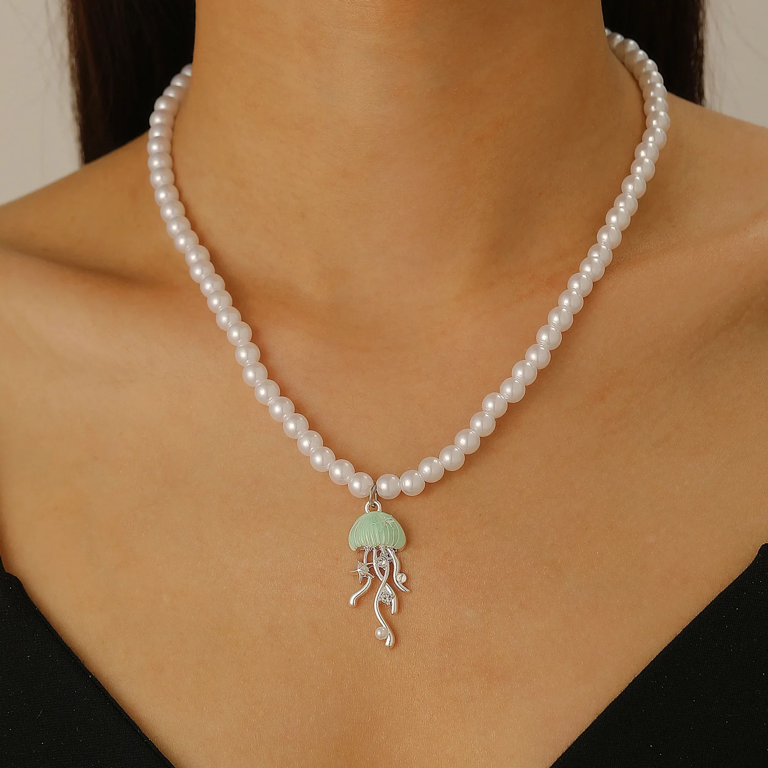 

Simulated Pearl Necklace Women Jellyfish Pendant Alloy Resin Drop Charm Ocean Style Choker Necklace Cute Sea Theme Jewelry
