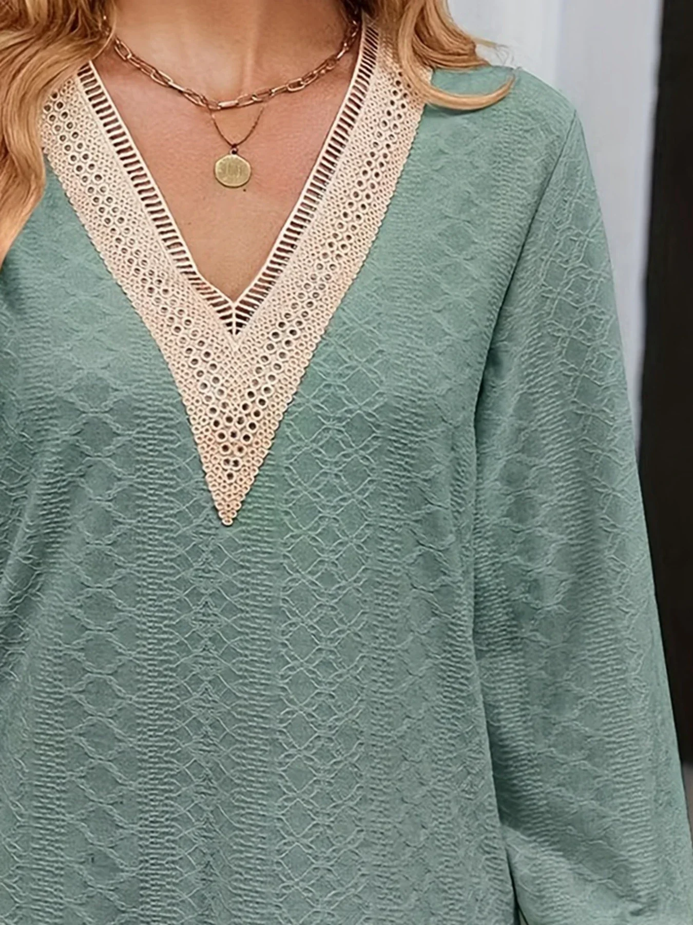 เสื้อยืดแขนยาวทรงหลวม คอวี แต่งลูกไม้ สีพื้น แฟชั่นสำหรับผู้หญิง ไซส์ใหญ่พิเศษ 1XL-5XL รุ่นใหม่